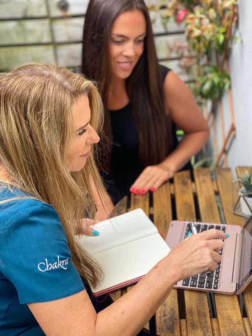 Martine recommending a treatment to a client